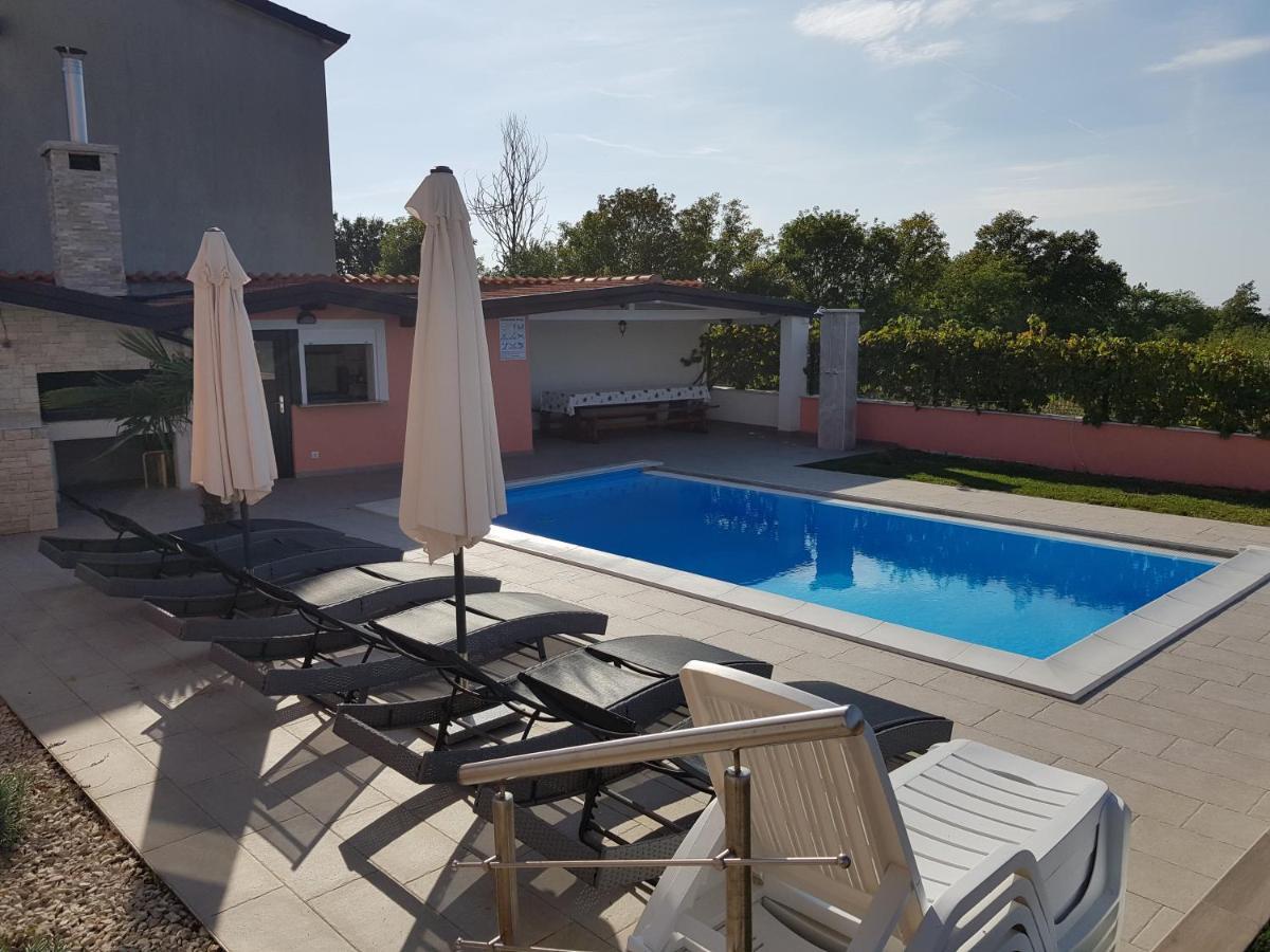 Ferienhaus Bucic Buje Bagian luar foto