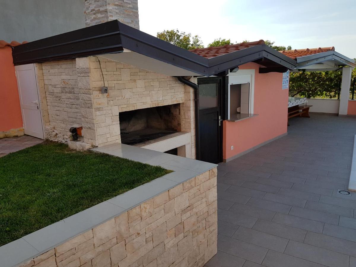 Ferienhaus Bucic Buje Bagian luar foto